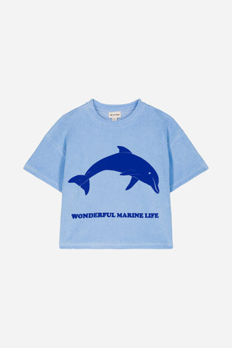 We Are Kids - Lichtblauwe t-shirt met korte mouwen en donkerblauwe dolfijnenprint voor jongens en meisjes vanaf 4 jaar. Verkrijgbaar bij Little Fashion Addict.