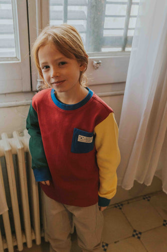 Bordeauxrode sweatshirt voor jongens met contrasterende donkergroene, gele en blauwe details van A Monday in Copenhagen. | Verkrijgbaar bij Little Fashion Addict voor jongens van 4 tot 12 jaar.