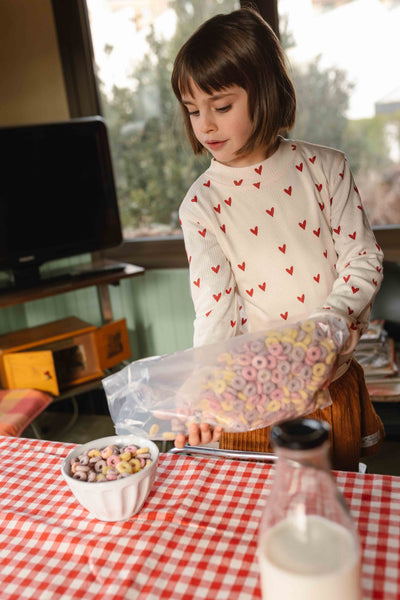 Lange mouwen T-shirt met hartjesprint van A Monday in Copenhagen in Red Dahlia Print. | Verkrijgbaar voor meisjes van 4 tot 12 jaar bij Little Fashion Addict