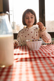 Lange mouwen T-shirt met hartjesprint van A Monday in Copenhagen in Red Dahlia Print. | Verkrijgbaar voor meisjes van 4 tot 12 jaar bij Little Fashion Addict