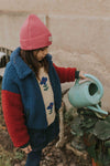 Frederik Jacket in blauw met rode mouwen voor jongens en meisjes van A Monday in Copenhagen | Verkrijgbaar vanaf 4 tot 12 jaar bij Little Fashion Addict