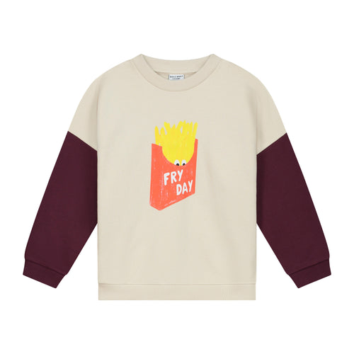 Beige Fry-Day Sweater voor jongens van Daily Brat met frietjesprint en contrasterende baksteenrode mouwen | Verkrijgbaar bij Little Fashion Addict