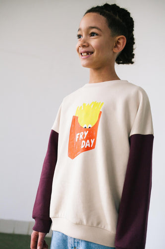 Beige Fry-Day Sweater voor jongens van Daily Brat met frietjesprint en contrasterende baksteenrode mouwen | Verkrijgbaar bij Little Fashion Addict