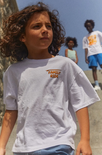 Littlefashionaddict - Hundred Pieces witte jongens T-shirt met 'Family Ride' kleine print vooraan en opvallende vintage print achteraan. Verkrijgbaar vanaf 6  tot 12 jaar.