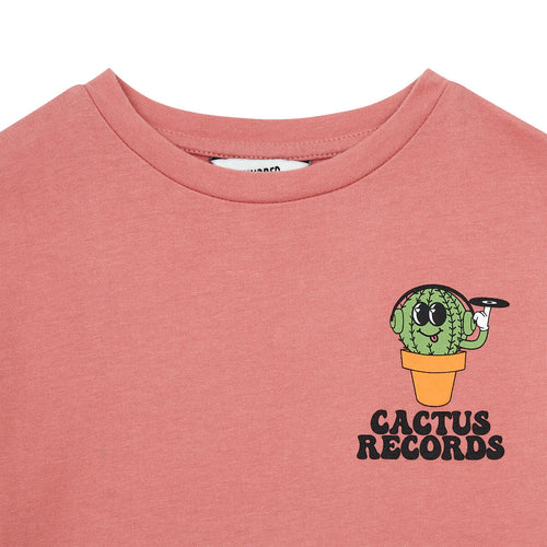 Littlefashionaddict - Hundred Pieces donkerroze jongens T-shirt met vooraan kleine print van een cactus. Verkrijgbaar vanaf 6 tot 12 jaar.