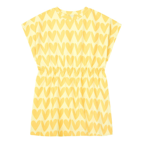 Littlefashionaddict - Hundred Pieces superzacht geel jurkje met hartjespratroon. | Verkrijgbaar vanaf 4 tot 10 jaar bij Little Fashion Addict