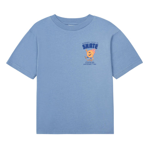 Littlefashionaddict - Hundred Pieces denim blauwe t-shirt voor jongens met skateboard tekening voor en tekst achter.  | Verkrijgbaar voor vanaf 4 tot 12 jaar bij Little Fashion Addict