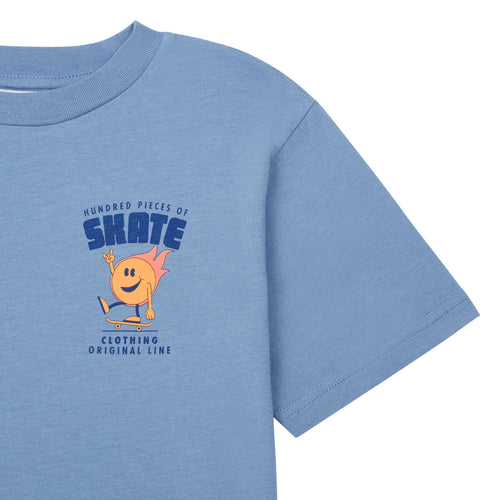Littlefashionaddict - Hundred Pieces denim blauwe t-shirt voor jongens met skateboard tekening voor en tekst achter. | Verkrijgbaar voor vanaf 4 tot 12 jaar bij Little Fashion Addict