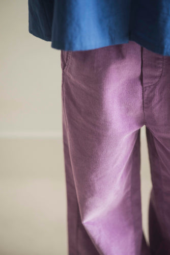 Paarse meisjesbroek van Jenest met elastische tailleband en steekzakken | Cammie Pants Grape Purple | Verkrijgbaar bij Little Fashion Addict