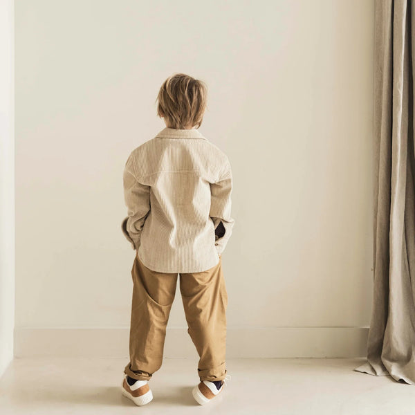 Jenest Comfy Chino voor jongens in Hazelnut Brown met elastische tailleband | Verkrijgbaar bij Little Fashion Addict