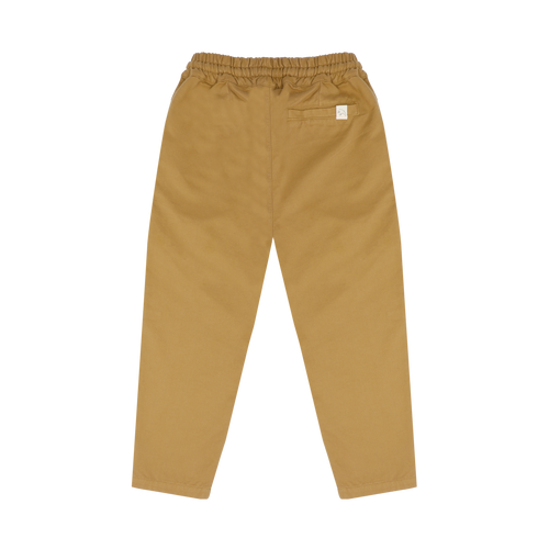 Jenest Comfy Chino voor jongens in Hazelnut Brown met elastische tailleband | Verkrijgbaar bij Little Fashion Addict