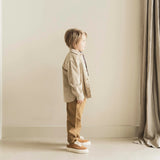 Jenest Comfy Chino voor jongens in Hazelnut Brown met elastische tailleband | Verkrijgbaar bij Little Fashion Addict