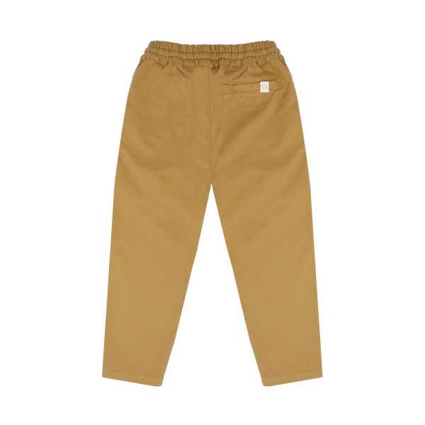 Jenest Comfy Chino voor jongens in Hazelnut Brown met elastische tailleband | Verkrijgbaar bij Little Fashion Addict