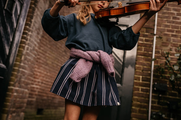 Donkergrijze blouse met puffy mouwen, gemaakt van duurzame poplin met kleurrijke bandjes aan de mouwuiteinden van Jenest | Verkrijgbaar bij Little Fashion Addict