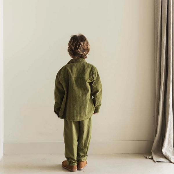 Jenest Lef Shirt | Hemd voor jongens in mosgroen corduroy met borstzak. | Verkrijgbaar bij Little Fashion Addict