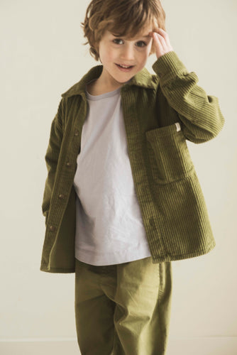 Jenest Lef Shirt | Hemd voor jongens in mosgroen corduroy met borstzak. | Verkrijgbaar bij Little Fashion Addict