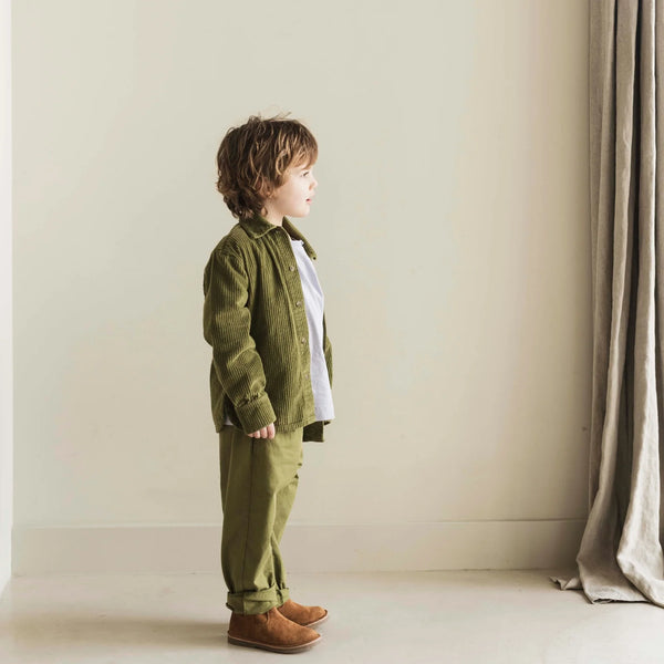 Jenest Lef Shirt | Hemd voor jongens in mosgroen corduroy met borstzak. | Verkrijgbaar bij Little Fashion Addict