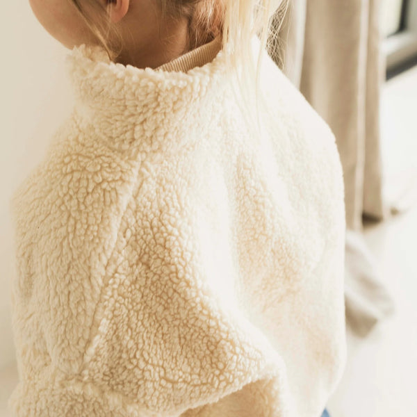 Ecru zachte sweater/vest voor jongens en meisjes met ritsstluiting van Jenest. | Verkrijgbaar bij Little Fashion Addict