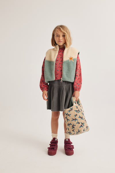 Reversible tas voor meisjes met omkeerbare beige corduroy all-over fruitprint en blauwe sherpa met sterpatch van Letter To The World | Verkrijgbaar bij Little Fashion Addict