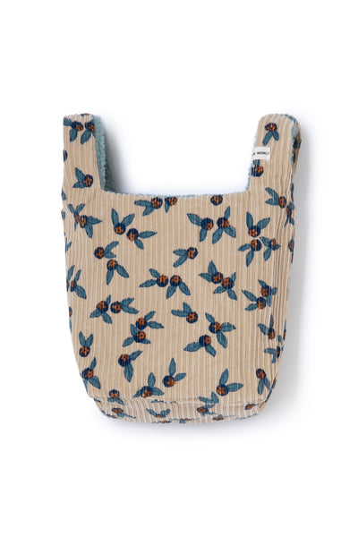 Reversible tas voor meisjes met omkeerbare beige corduroy all-over fruitprint en blauwe sherpa met sterpatch van Letter To The World | Verkrijgbaar bij Little Fashion Addict