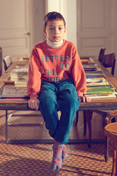 Unisex rode sweater met 'Letter to the World' print, biologisch katoen | Ontdek Letter To The World bij Little Fashion Addict