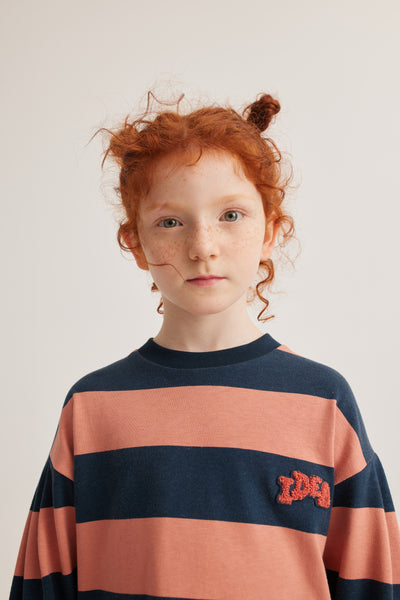 Gestreept meisjes T-shirt met lange mouwen en 'idea' patch, roze en donkerblauw van Letter To The World | Verkrijgbaar bij Little Fashion Addict