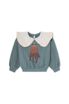 Lichtblauwe meisjessweater met octopusprint en cropped pasvorm van Letter To The World | Verkrijgbaar bij Little Fashion Addict