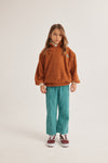 Zachte Kindertrui van 100% polyester in zandkleur met geribbelde boorden en sterdetail van Letter To The World | Verkrijgbaar bij Little Fashion Addict