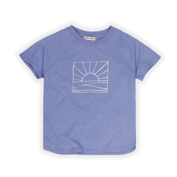 Blauw Raglan T-shirt met zon-illustratie voor jongens uit Sorbet Sunday collectie van Sproet & Sprout | Verkrijgbaar bij Little Fashion Addict