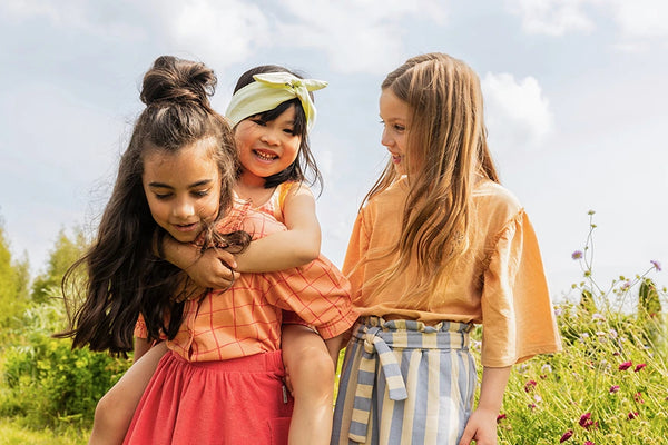 Zomers meisjesshirt met vlindermouwen en bloemenprint voor meisjes in nectarine uit de Sorbet Sunday collectie van Sproet & Sprout | Verkrijgbaar bij Little Fashion Addict