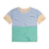 Jongens T-shirt in Misty Blue met beige en groen kleurblokken uit de Sorbet Sunday Collectie van Sproet & Sprout. | Verkrijgbaar bij Little Fashion Addict