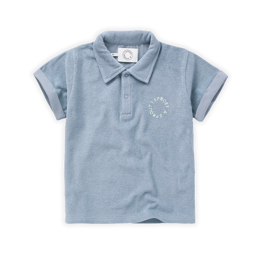 Zacht poloshirt in Misty Blue met witte opdruk voor jongens uit de Sorbet Sunday collectie van Sproet & Sprout | Verkrijgbaar bij Little Fashion Addict