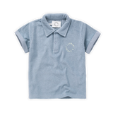 Zacht poloshirt in Misty Blue met witte opdruk voor jongens uit de Sorbet Sunday collectie van Sproet & Sprout | Verkrijgbaar bij Little Fashion Addict