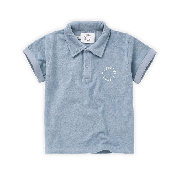 Zacht poloshirt in Misty Blue met witte opdruk voor jongens uit de Sorbet Sunday collectie van Sproet & Sprout | Verkrijgbaar bij Little Fashion Addict