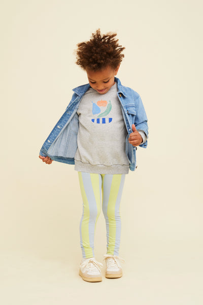 Jongenssweater in het grijs met fruitprint van Sproet & Sprout | Verkrijgbaar bij Little Fashion Addict