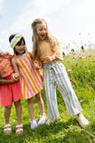 Zachte gestreepte broek in Sesame voor meisjes met verticale blauwe en beige strepen uit de Sorbet Sunday collectie van Sproet & Sprout. | Verkrijgbaar bij Little Fashion Addict.