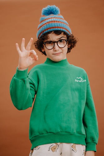 Sweatshirt Turtle Neck Evergreen met Rue du Parapluie print van Sproet & Sprout | Verkrijgbaar voor jongens van 4 tot 10 jaar bij Little Fashion Addict