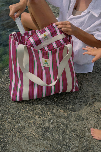 Handgemaakte Sakura Beach Mom Bag van Studio Noos met Japanse kersenbloesemprint, ideaal voor dagelijks gebruik en als strandtas. Verkrijgbaar bij Little Fashion Addict