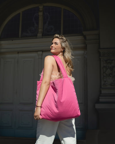 Handgemaakte roze puffy Mom Bag van Studio Noos. Verkrijgbaar bij Little Fashion Addict