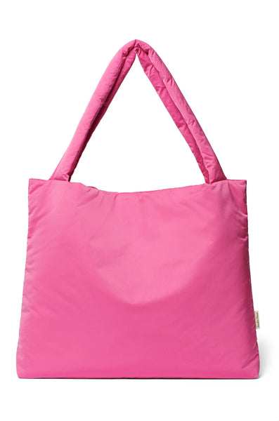 Handgemaakte roze puffy Mom Bag van Studio Noos. Verkrijgbaar bij Little Fashion Addict