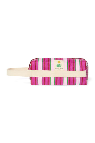 Handgemaakte Sakura Beach Pouch van Studio Noos met Japanse kersenbloesemprint, ideaal voor het opbergen van baby essentials of make-up. Verkrijgbaar bij Little Fashion Addict